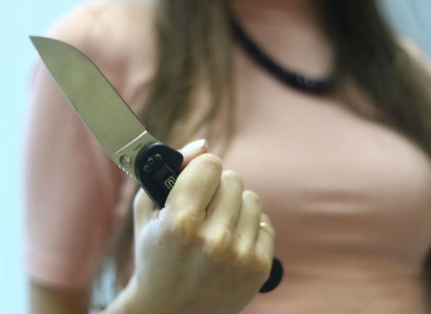 Bakıda qız sərxoş atasını bıçaqladı