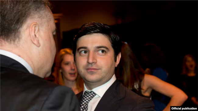 Qızartma toyuq sevdası: siyasi bağlantılı azərbaycanlı maqnat Britaniyada KFC restoranlar şəbəkəsinə gizli milyonları belə yatırdı