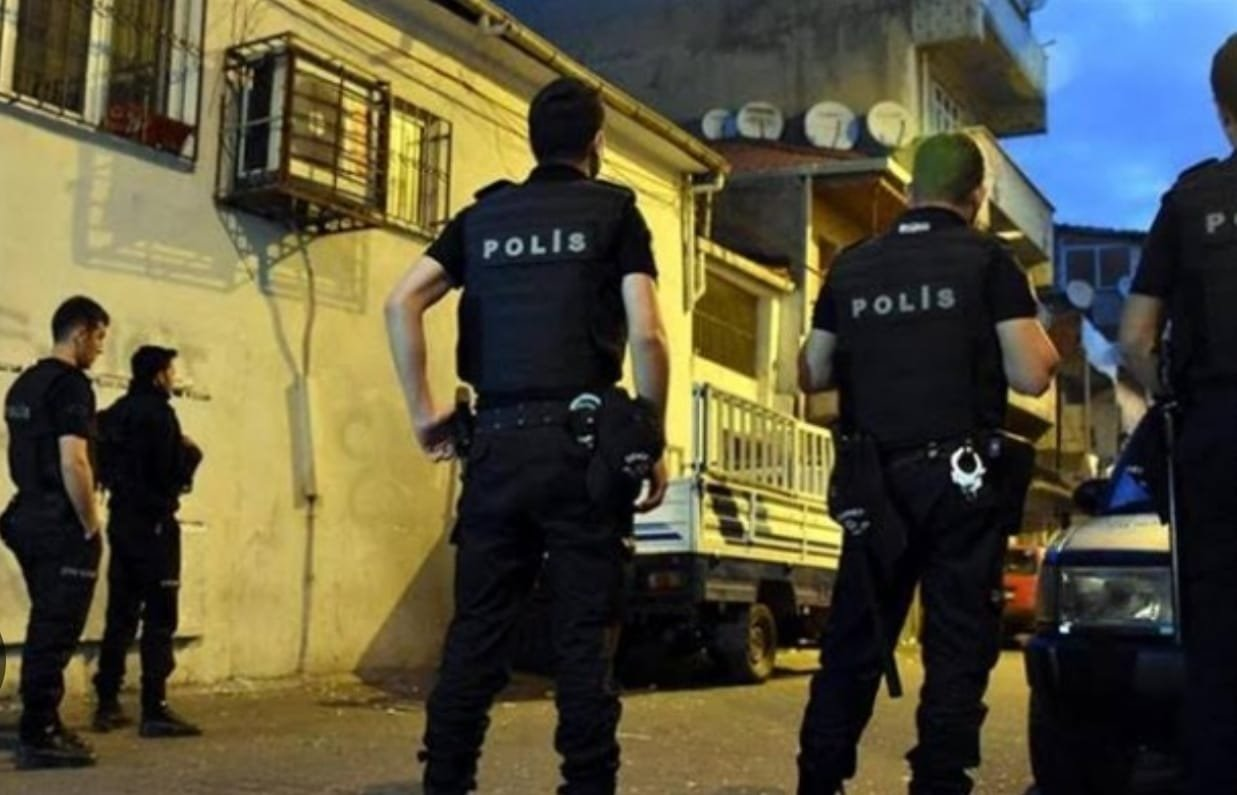 Polis, siyasi fəalın evində axtarış apardı...