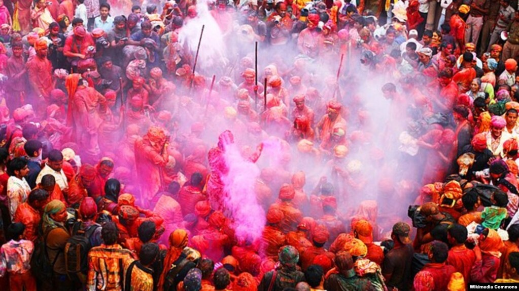 Milyonlar Hindu Holi festivalını, baharın yaxınlaşmasını qeyd edir