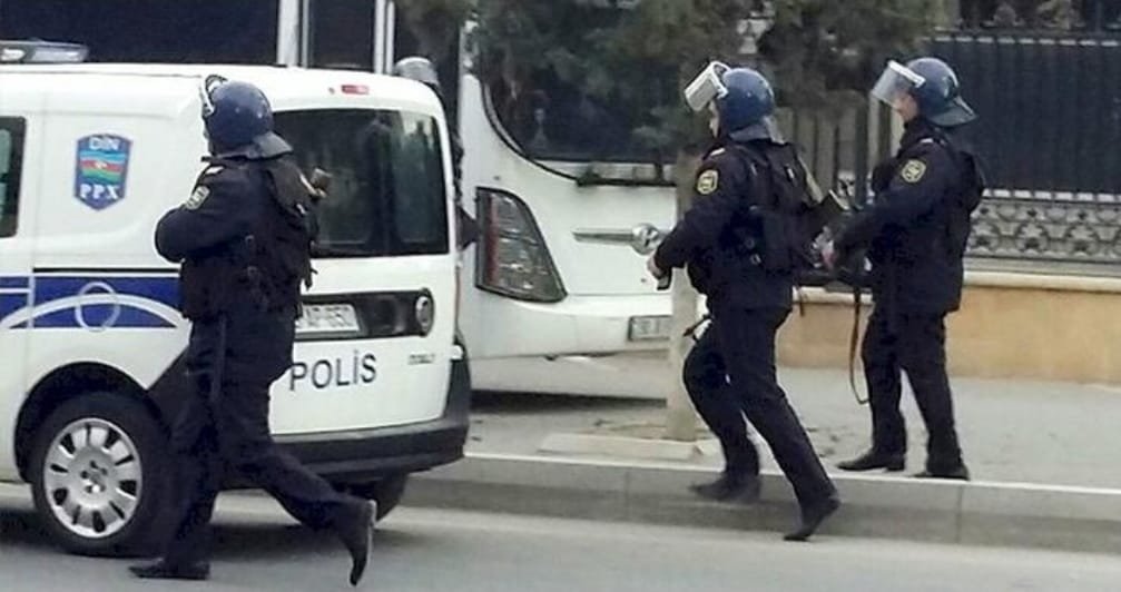 Polis, siyasi fəalın evində axtarış apardı....