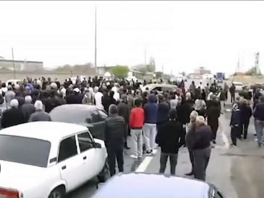 Oğuzda kənd sakinləri yolu bağladı...Polis müdaxilə etdi!
