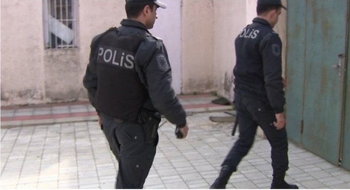 Binəqədi polisi siyasi fəalın evində axtarış apardı... Həbs olunan var!