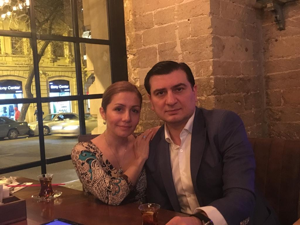 Samirə Qasımlının məhkəməsi başlayıb: “Hakimiyyət deyir, həyat yoldaşını cəzalandırmışıq, sən də bununla barışmalısan”