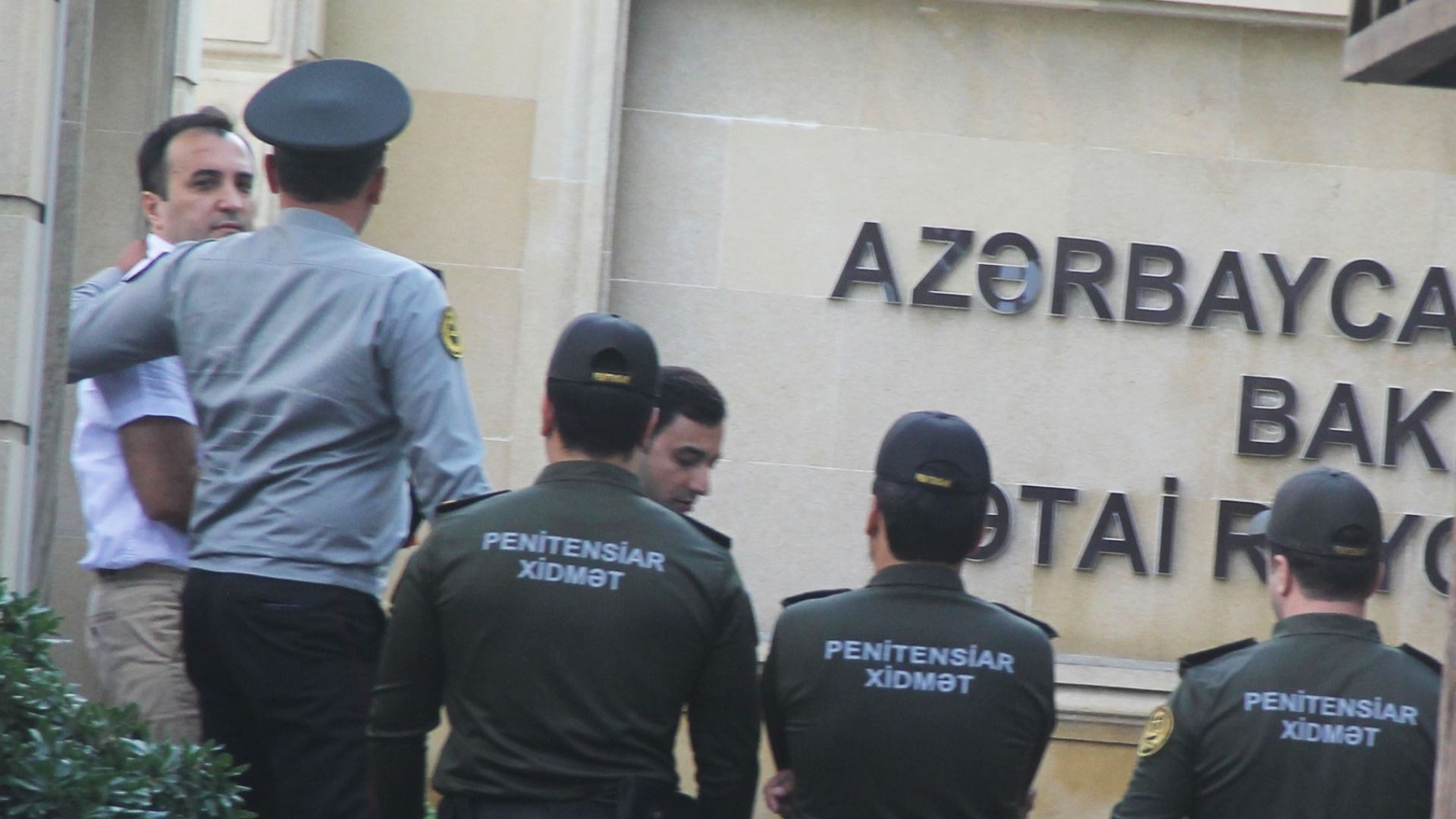 Akif Qurbanov yazılarının müsadirə edildiyini, telefon danışıqlarına məhdudiyyət qoyulduğunu bildirib