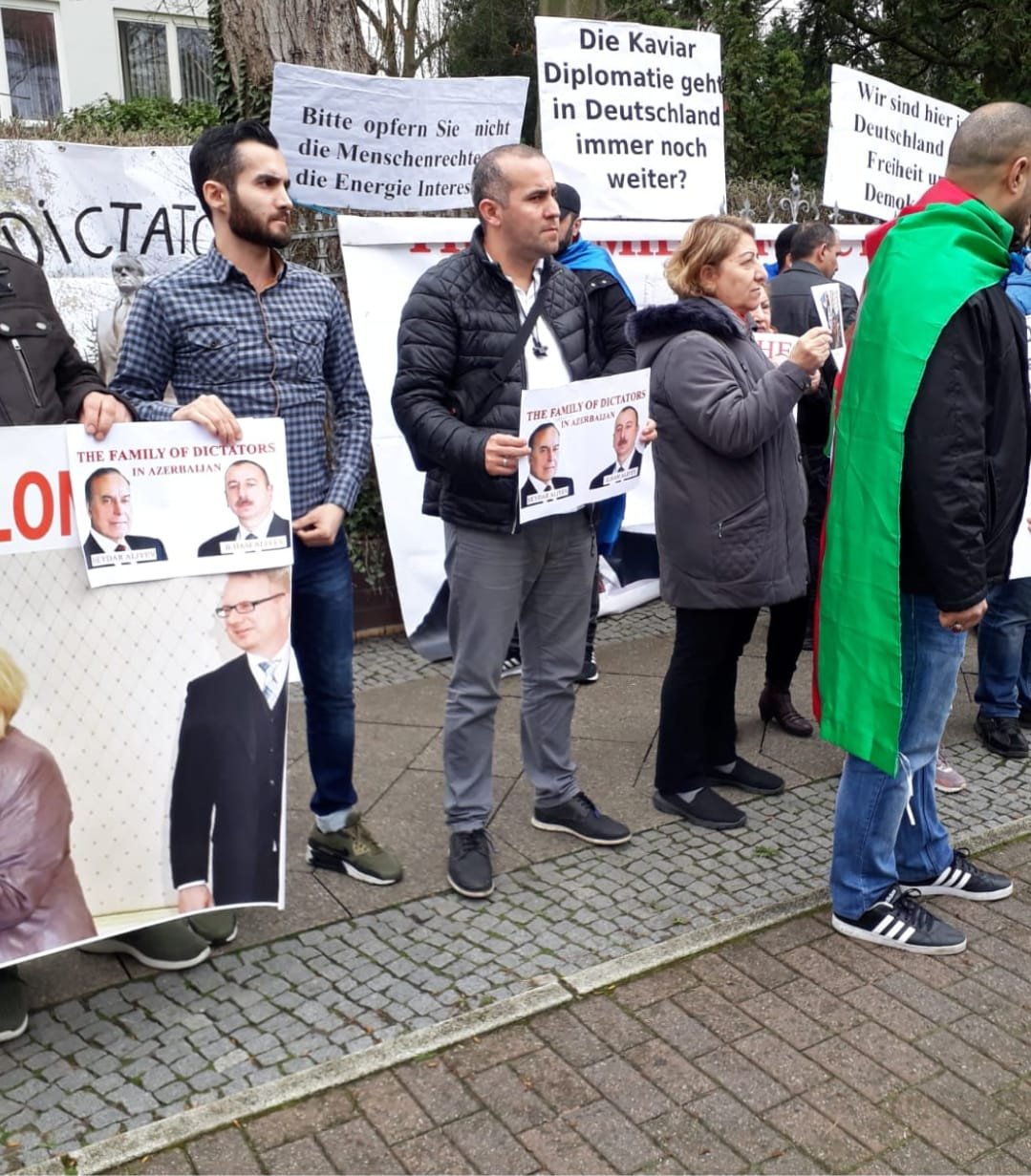 Qardaşına görə hədəf alındığını bildirir...