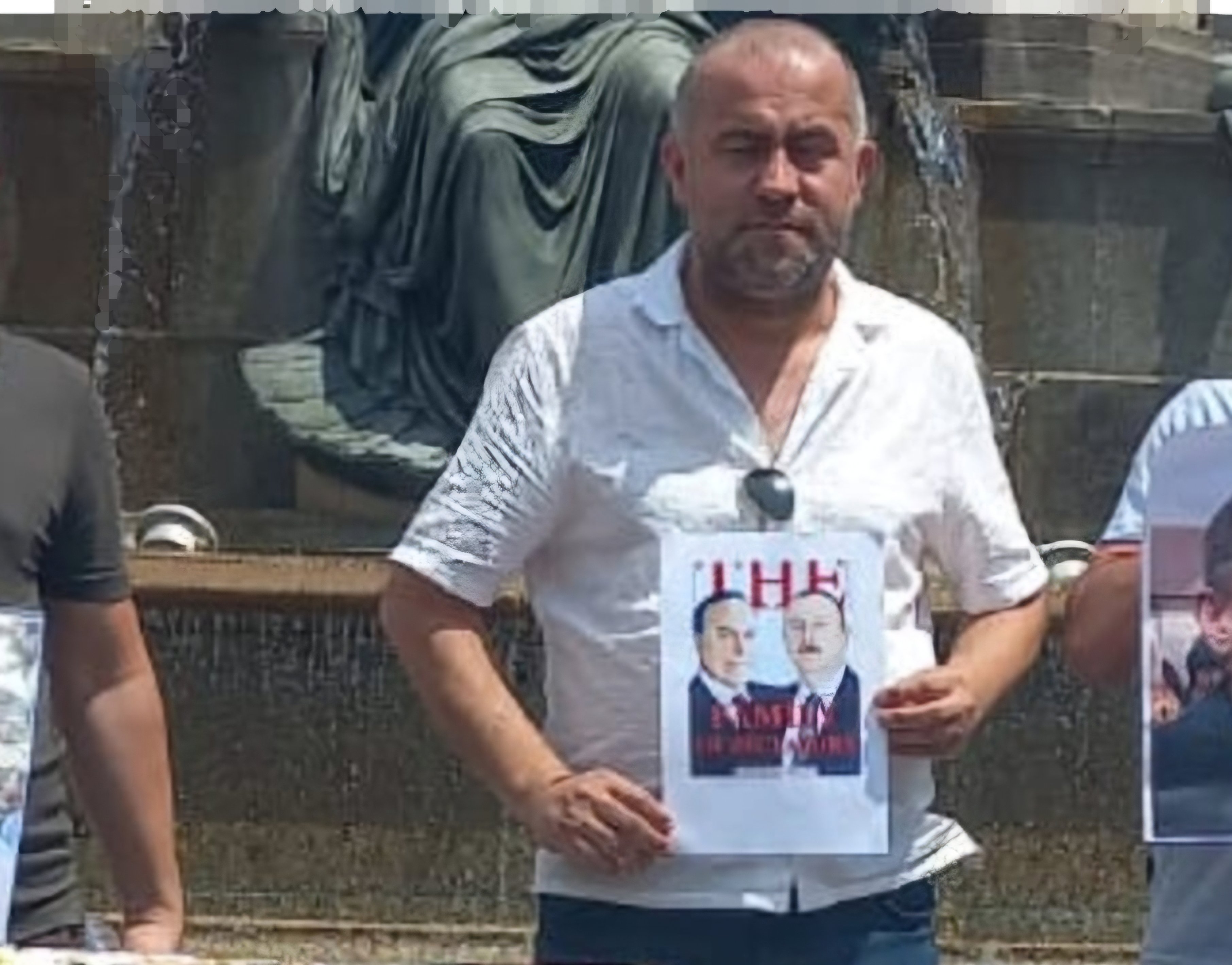 Qardaşına görə hədəf alındığını bildirir...